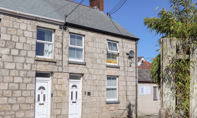 St. Stephen Cottage | DRAGONFLY COTTAGE, pet friendly, with a garden in St Stephen