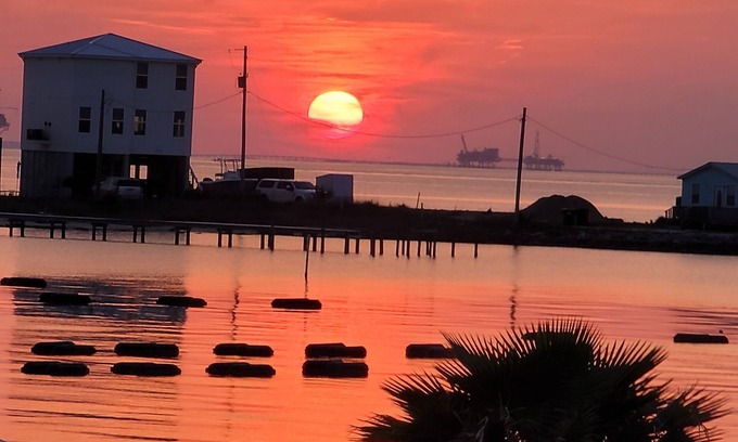 Fort Morgan Pines House | Dragonfly Cottage with views of Mobile bay/short walk to Gulf of Mexico