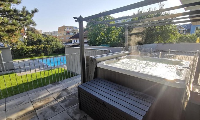 Donaustadt Apartment | Dream Getaway Apartment with Jacuzzi and Pool