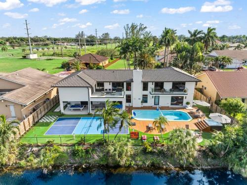 Country Club House | Dream Retreat 11 bdr Pool, Spa, Sauna, Gym, Cold Plunge L75