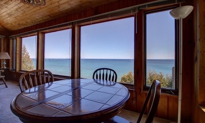 Dyer's Bay Bed & Breakfast | Dreamland II Bed and Breakfast