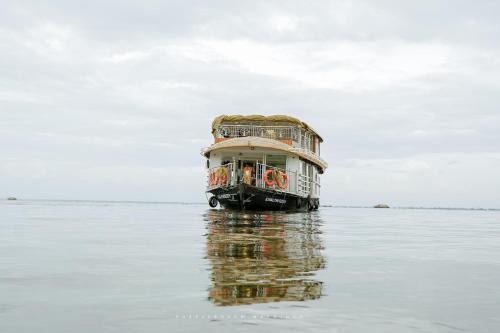 Mullakkal Bed & Breakfast | Dreams Spectrum Luxury houseboat