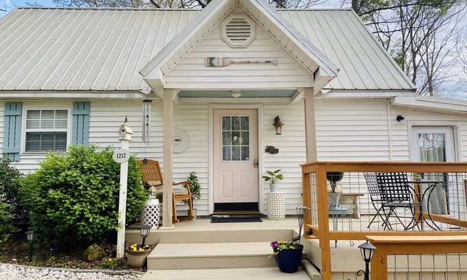 Sylacauga Cottage | Dreamy Waterfront Cottage on Lay Lake with Kayaks!