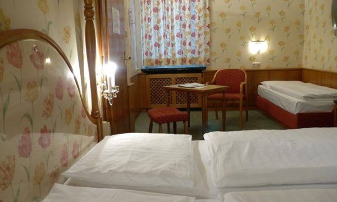 Elisabeth-Vorstadt House | Dreibettzimmer mit Dusche od. Bad, WC - Hohenstauffen, Hotel