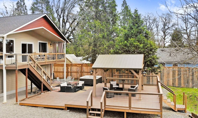Gold Hill House | Drift Away - A beautiful River front home in Southern Oregon