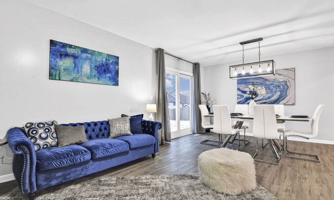 Mission House | ❖Driveway❖15min → DT❖Family-Friendly❖Yard+Patios❖Corner Lot❖Reserved Parking❖