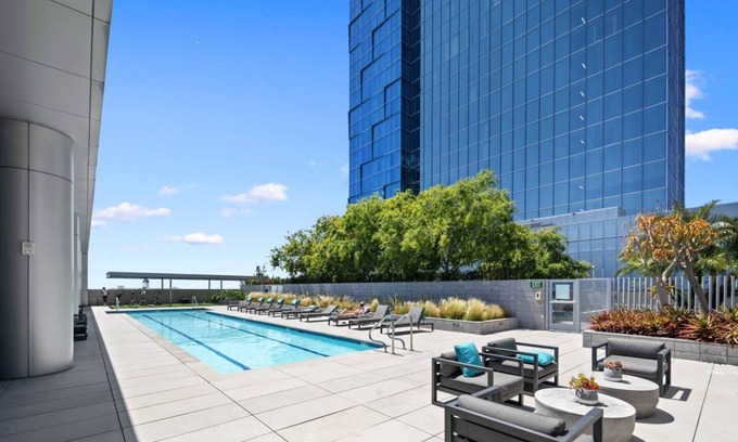 Vernon Condo | DTLA Bliss Views, Pool, Free Parking