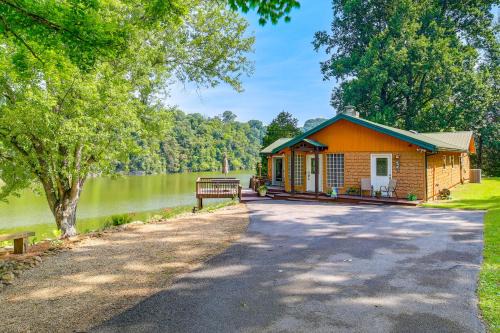 Piney Flats House | Duck and Bugs Cabin on Boone Lake with Boat Dock!