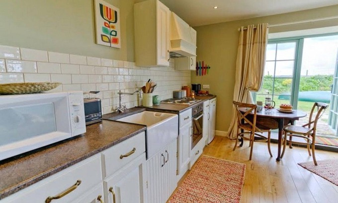 Malltraeth Apartment | Duck House - a dog that sleeps 2 guests in 1 bedroom