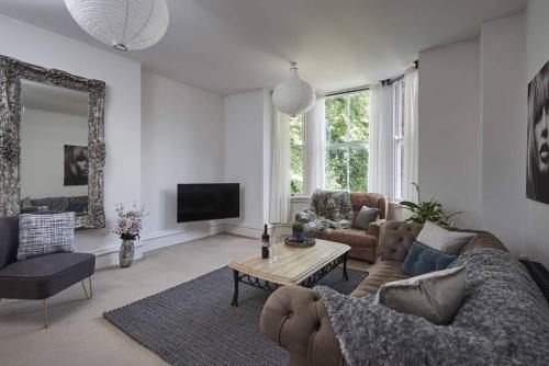 Dudley Apartment | Dudley-spacious Exec 2 Bed - Long Stay - Parking!