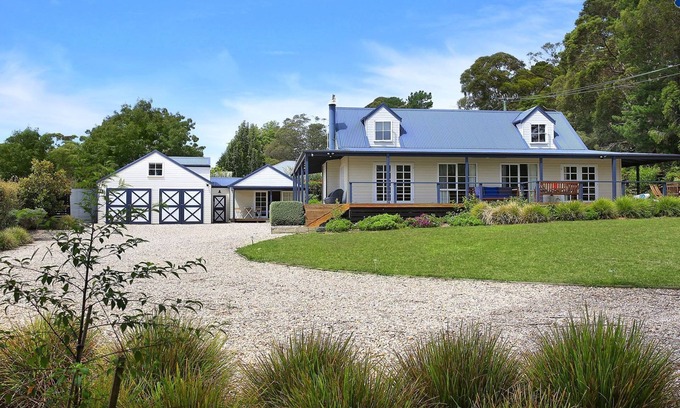 Bundanoon House | Duncraig House –open fireplace, spa, pet friendly