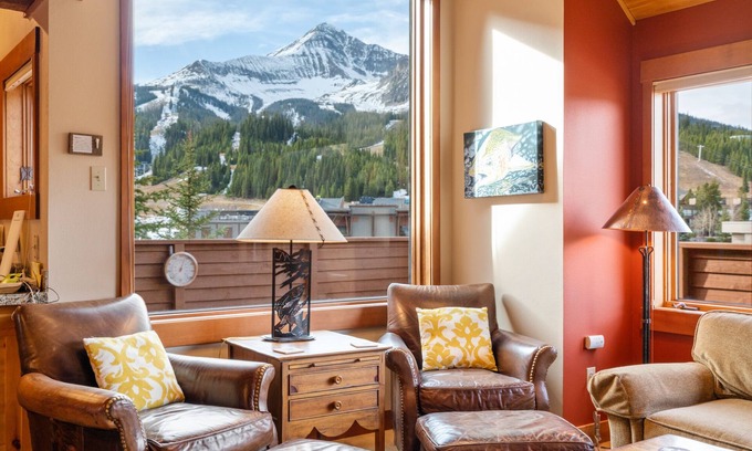 Big Sky Ski Chalet | Dunn's Den Ski-in/Ski-out Arrowhead Chalet Easy walk to Big Sky Resort!