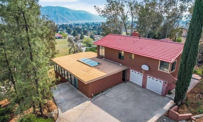 Banning House | Duplex House on the hill with a 3-bedroom in beautiful Banning with indoor pool.