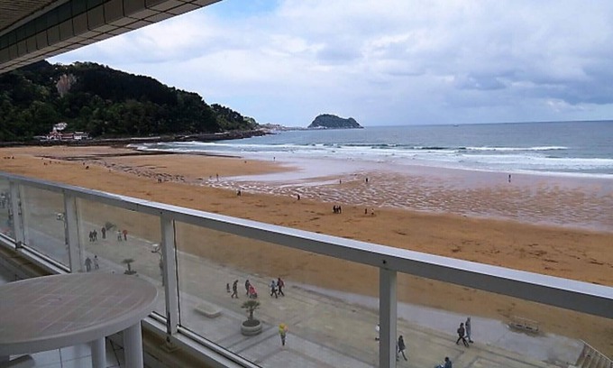 Zarautz Apartment | Duplex San Luis - 1ªline beach, incredible view garage by Egona