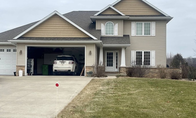 Pickett House | EAA 2026!nnClose to highway, amenities and the EAA airshow grounds.