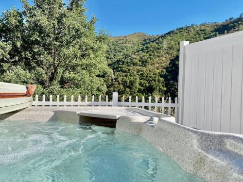 Ahwahnee House | Eagle Nest River Views Hot Tub Games Sleeps 6
