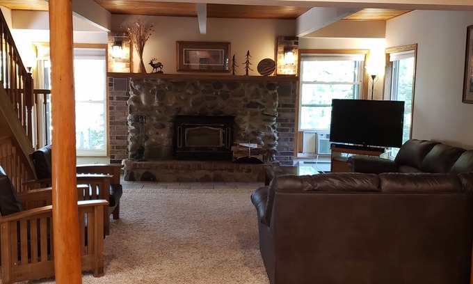 Eagle River Cabin | Eagle River Cabin. Close to Public Beach, Boat Landing, Downtown, & Trails!