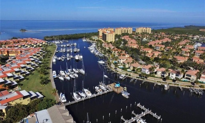 Burnt Store Marina Condo | Eagle's Nest