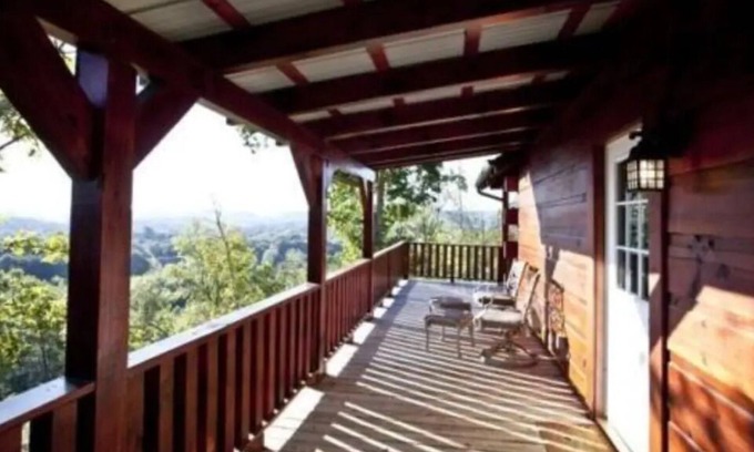 Tellico Plains Cabin | Eagles Nest w/ king bed
