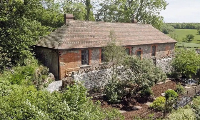 East Horrington Cottage | Easel Cottage near Wells: comfortable quirky cosy