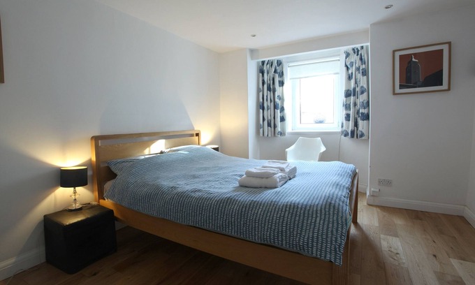 East Finchley Apartment | East Finchley London N2, Large Apartment, Private Entrance, 5 mins Tube station