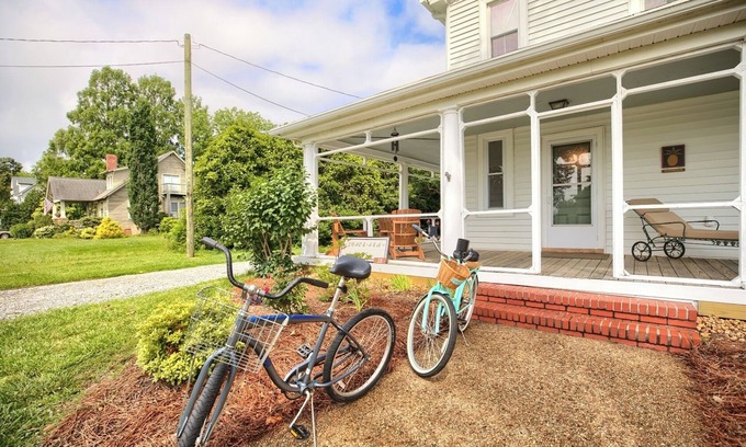 Foster House | East River Views - Renovated 1905 house- 3 Bedrooms, 3.5 baths