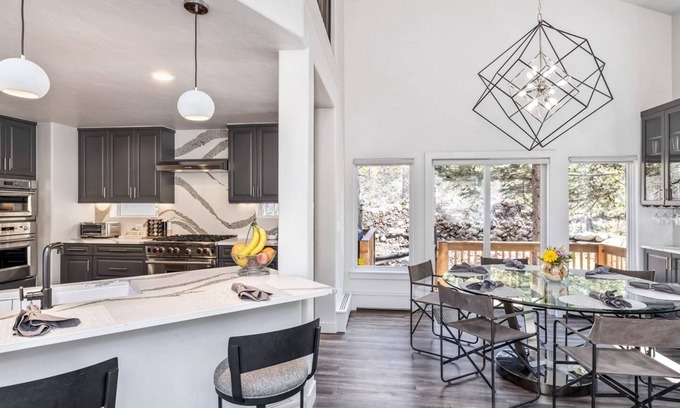 Vail House | East Vail modern, luxury 4BR -great views, shuttle to slopes & hot tub