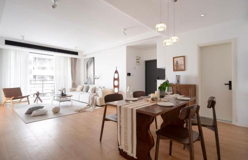 Huangpu Apartment | Eastern Hub - Bund Branch Cozy Chic 3bedroom Skyline&Shanghai Tower View Apt