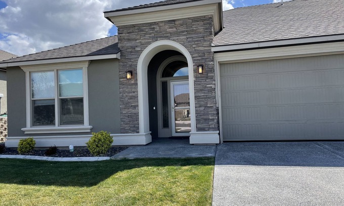 Tri-Cities House | Easy access to I82. Almost new, spotless and spacious close to Trac and Richland