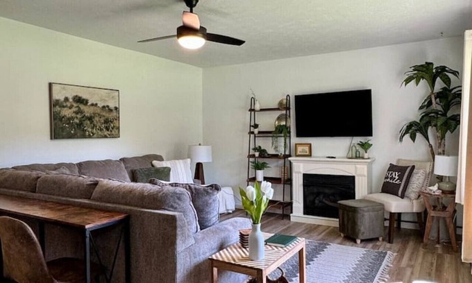 Kingston House | EASY checkout, safe home off I40 KING pet friendly