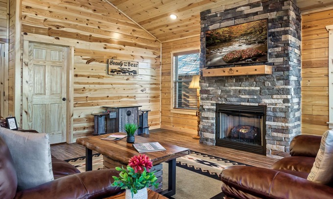White Oak Lodge Cabin | Easy Drive to Downtown Gatlinburg, Resort Pool, Hot tub, Arcade