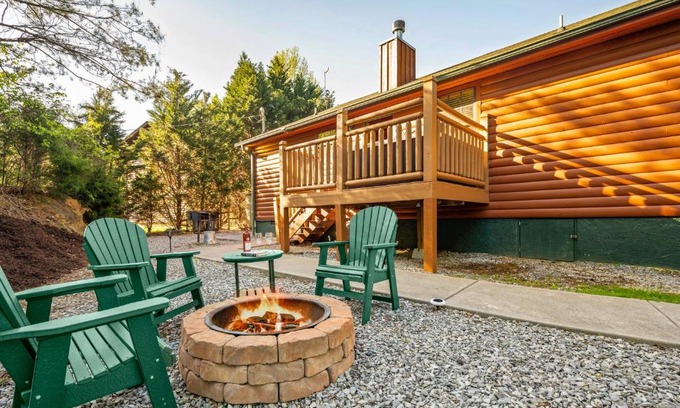 Sevierville House | EASY LIVIN - SECLUDED FAMILY LOG CABIN