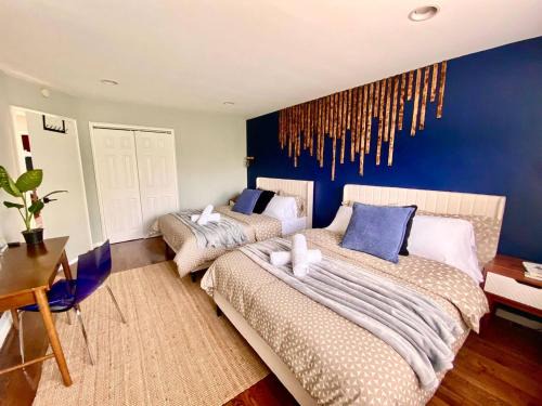 The Heights Apartment | Easy PATH&Bus access- NYC designer home & Terrace