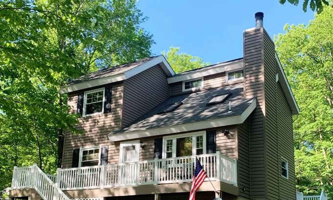 Lackawaxen House | Easy walk to the ski slopes and the shop.