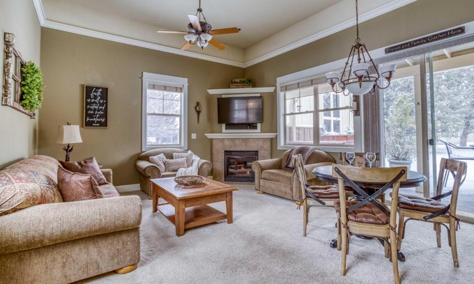 Redmond House | Eazy Inn at Eagle Crest - Meredith Lodging
