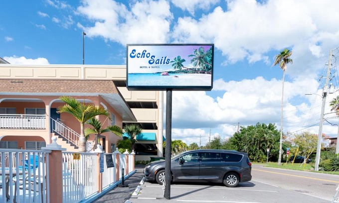 Clearwater Beach Hotel | Echo Sails Motel