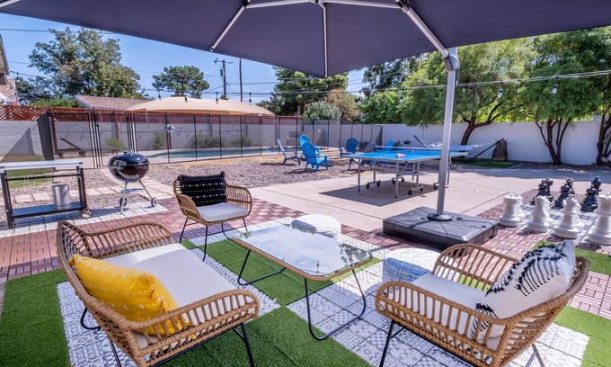 Camelback East House | π΅ Eclectic 5BR Uptown Retreat π΅ Pool β Giant Chess β Office β BBQ β Fire Pit β