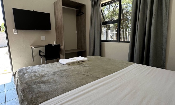 Greater Johannesburg Metropolitan Area Hotel | Ecomotel Louis Botha