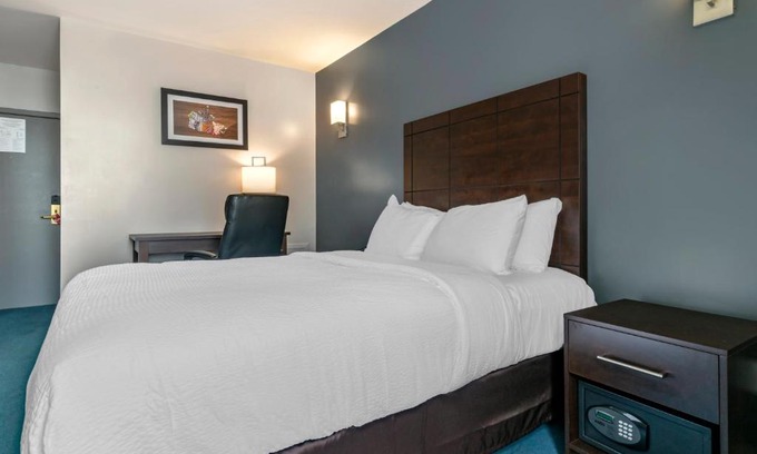 Gay Village Hotel | Econo Lodge