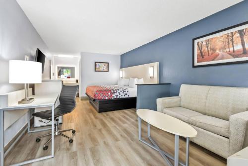 Cayce Hotel | Econo Lodge Inn & Suites Cayce I-26 Airport