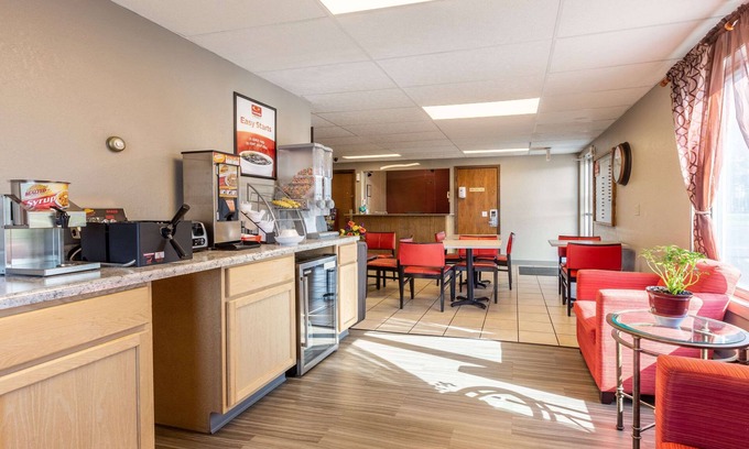 Escanaba Hotel | Econo Lodge Inn & Suites