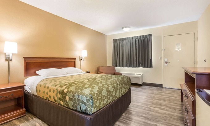 St. Robert Hotel | Econo Lodge St Robert