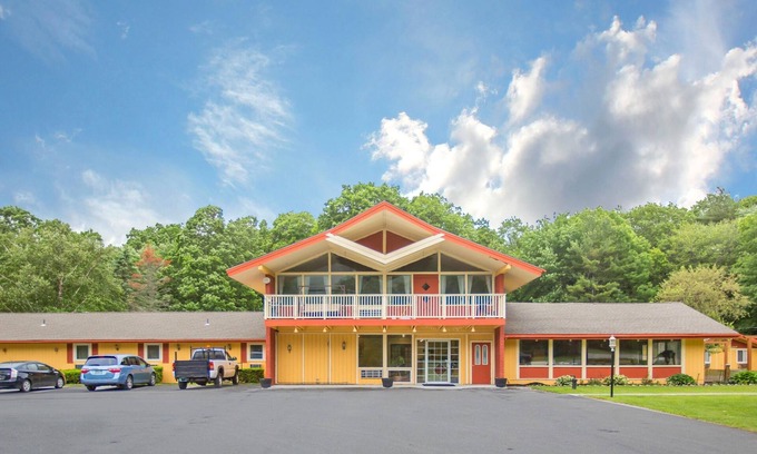 Manchester Center Hotel | Econo Lodge
