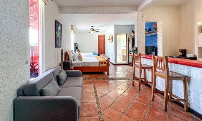 Isla Mujeres Hotel | Economic City View Room at Casa De Los Suenos