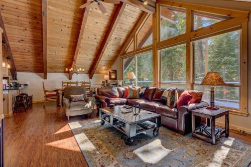 Tahoe Woods House | Edelweiss Retreat- Close to Lake and Ski Resorts- Pet Friendly- Hot Tub