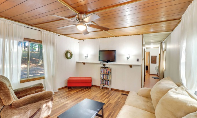 Edgemont House | Edgemont Home w/Deck ~ 9 Mi to Greers Ferry Lake!