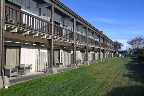 Coos Bay Hotel | Edgewater Inn and Suites, an Ascend Collection Hotel