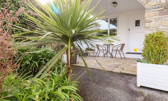Portmellon Cottage | EDYVEAN, character holiday cottage, with a garden in Mevagissey