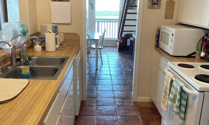 Matagorda Condo | Egrets' Landing 2-bedroom 2-Bath Coastal Condo Minutes from Beach Entrance