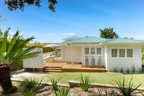 Oneroa House | Eight on Church - near Mudbrick & Cable Bay